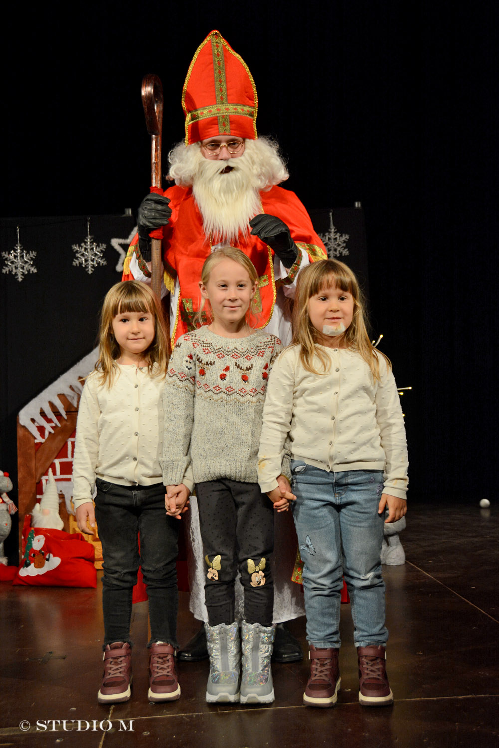 DSC 8280 Predstava Bjelobradi nosi darove Prelog www.studiom.hr