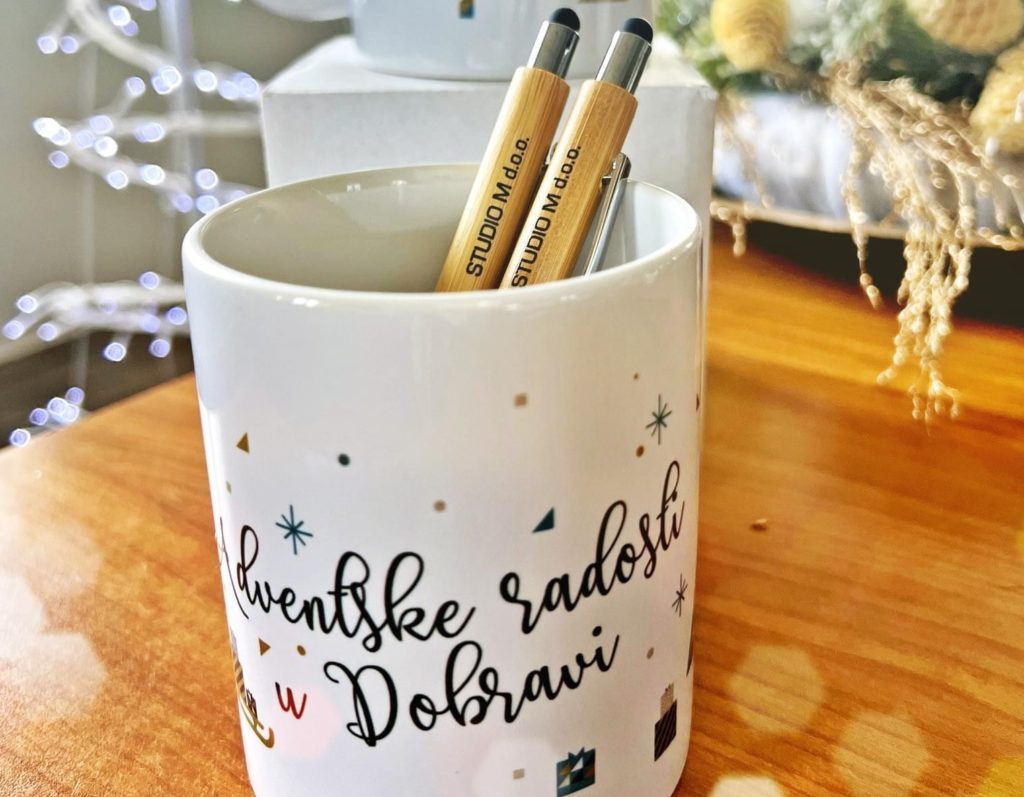 Adventski kalendar Studija M / Adventske radosti v Dobravi, blagdanska šalica i kemijska olovka Studio M