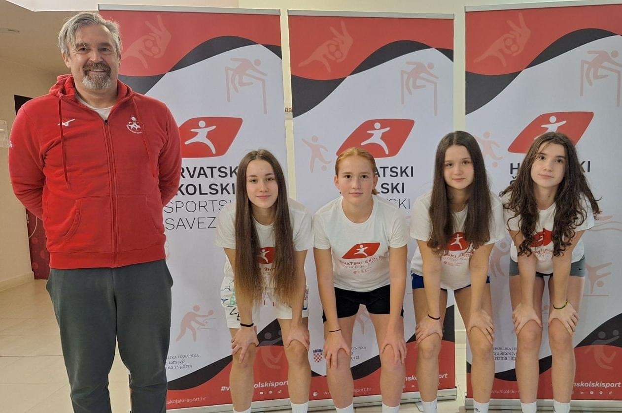 Lara Begović, Ena Madić, Hana Strahija i Tesa Škoda, prof. Alan Belko / Foto: Hrvatski školski sportski savez