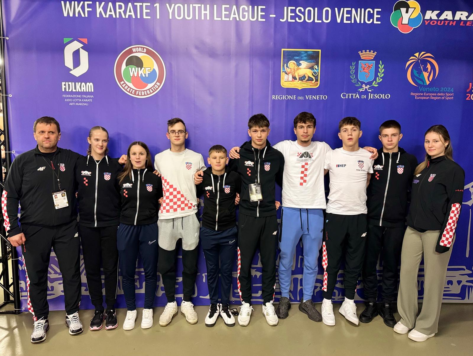Devetorka natjecatelja i trener Dejan Slukic