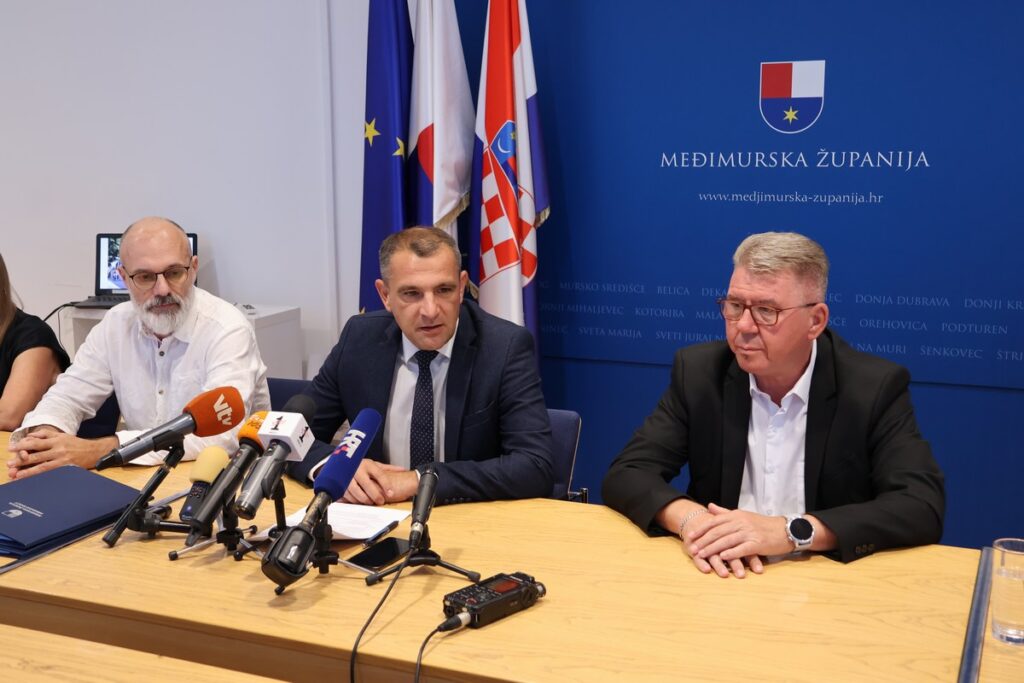 Ravnatelj Elvis Šarić, župan Matija Posavec i gradonačelnik Dražen Srpak, dogradnja OŠ Mursko Središće, potpisivanje ugovora 25.7.2025. / Foto: Međimurska županija
