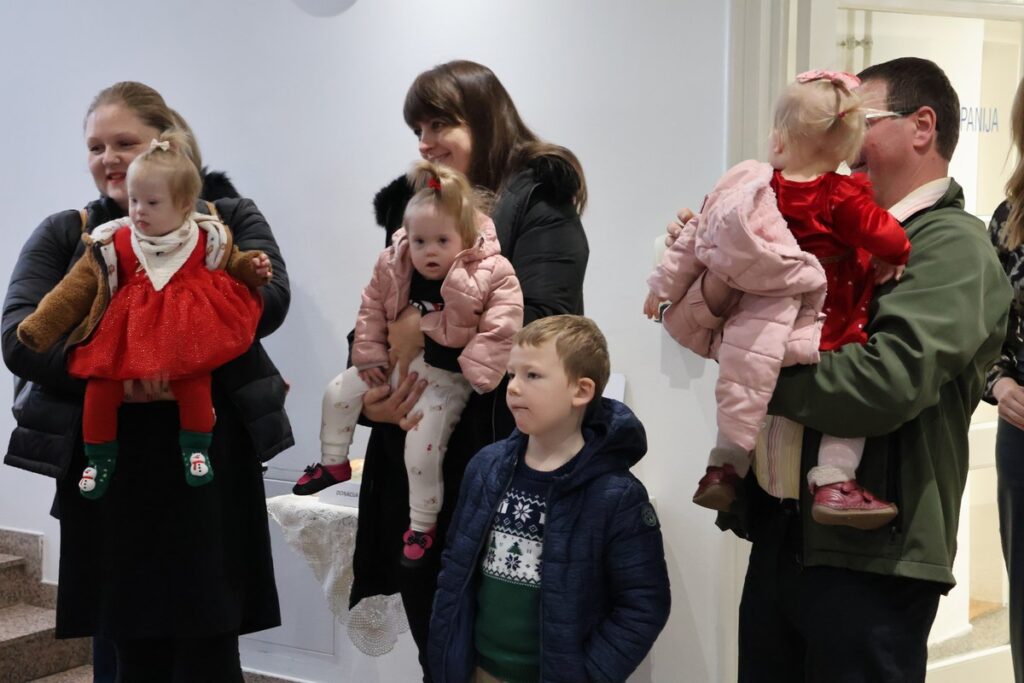 Međimurska županija, Udruga za sindrom Down, kićenje bora, 23.12.2025. / Foto: Međimurska županija