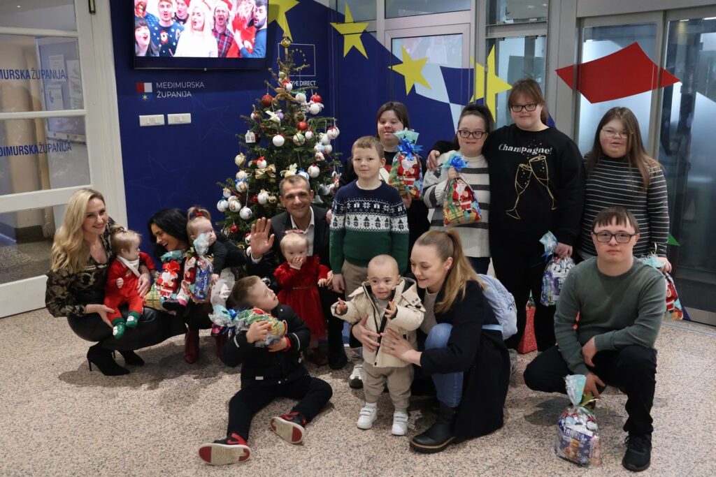 Međimurska županija, Udruga za sindrom Down, kićenje bora, 23.12.2025. / Foto: Međimurska županija