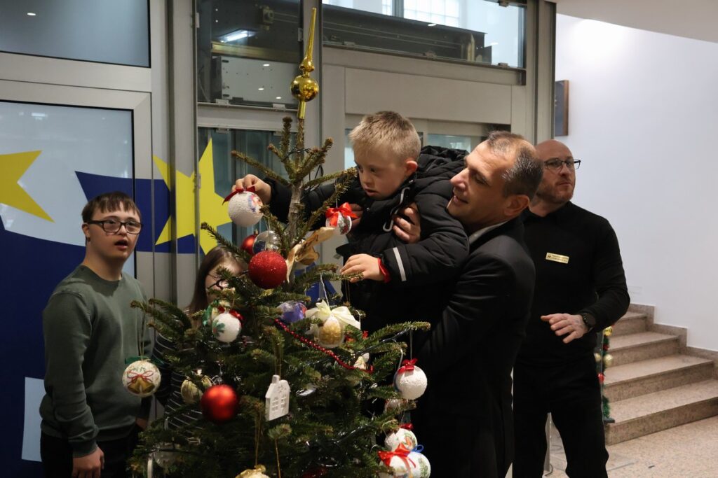 Međimurska županija, Udruga za sindrom Down, kićenje bora, 23.12.2025. / Foto: Međimurska županija