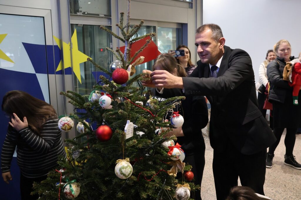 Međimurska županija, Udruga za sindrom Down, kićenje bora, 23.12.2025. / Foto: Međimurska županija