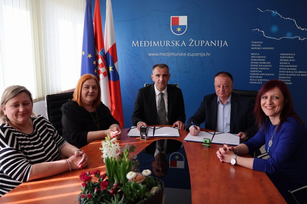 PO Donji Mihaljevec, potpisivanje ugovora za rekonstrukciju krovišta, jednokratna fotografija / Foto: Međimurska županija