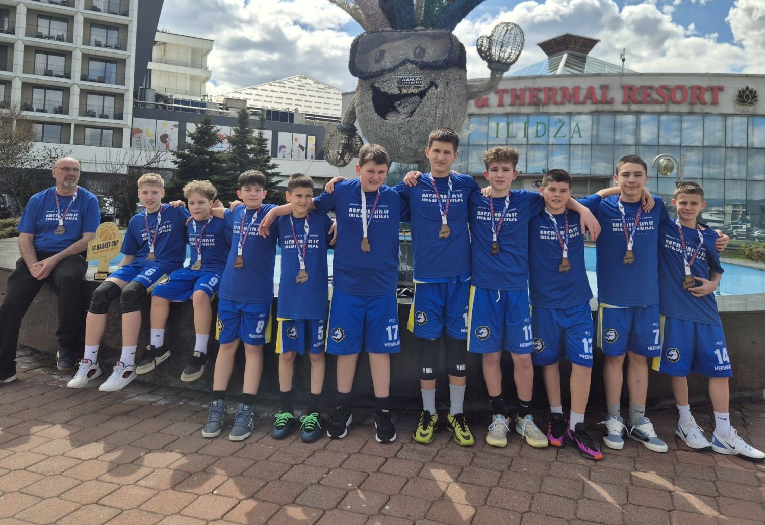 Ekipa U13 Međimurja s brončanom medaljom i trofejom osvojenim u Sarajevu